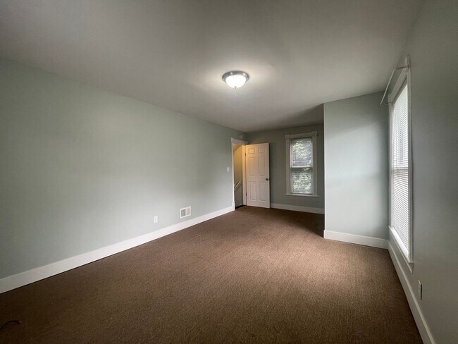 Building Photo - Charming Two-Bedroom Home Awaits!