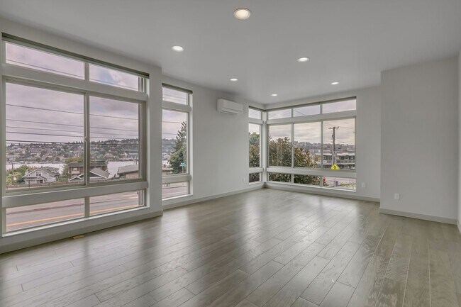 Building Photo - Modern Townhouse with Rooftop Deck & Skyli...