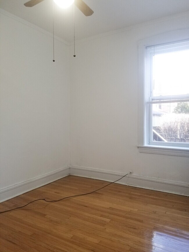 Building Photo - 2132 W Berteau Ave