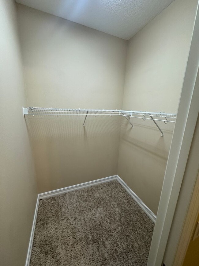 Building Photo - Two Story 5 bedroom, 4.5 bath