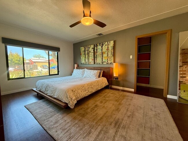 Building Photo - Unique 4 Bedroom House with OCEAN VIEWS in Sunset Cliffs! Fully Furnished! 6 Month Lease Term!