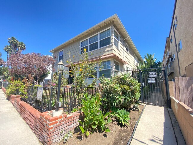 Building Photo - 1 Bed + 1 Bath Second Floor Unit!