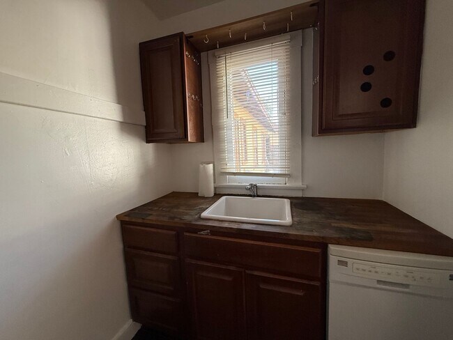 Building Photo - 6028 Eleanor Ave