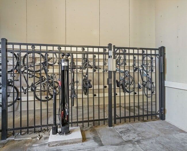 Building Photo - 65 E India Row