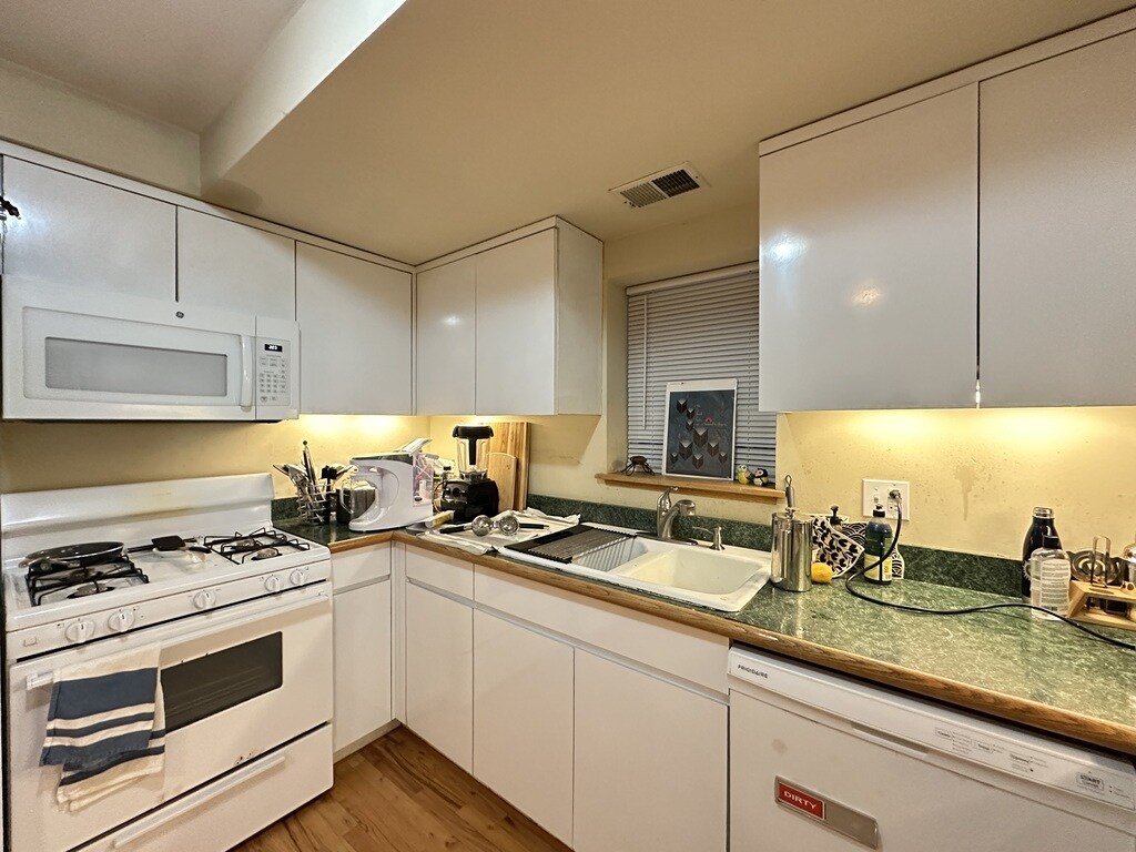 Building Photo - 3340 N Southport Ave