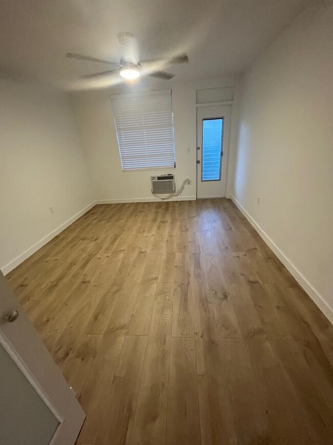 Building Photo - 441 Collins Ave