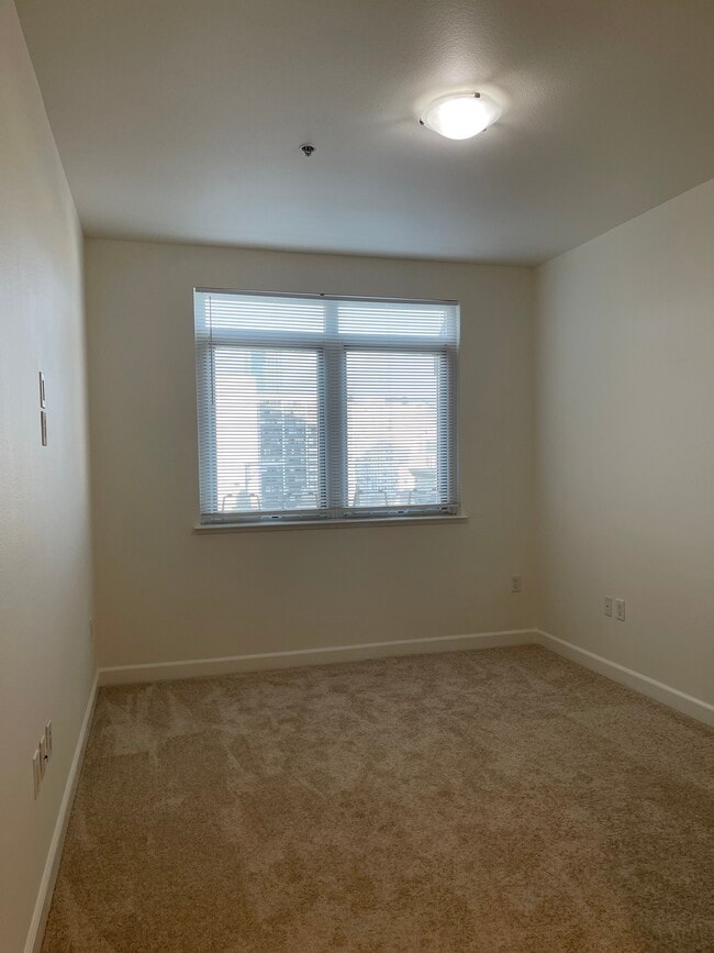 Building Photo - 423 7th St