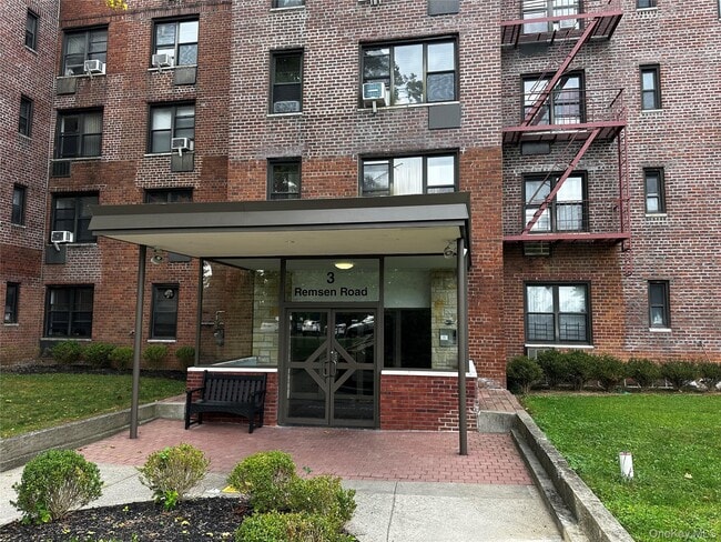 Building Photo - 3 Remsen Rd