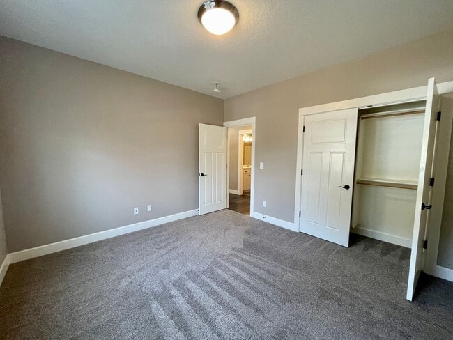 Building Photo - Beautiful Single Story Home!! 3 bed/2 bath with Open Floor Plan and Large Yard!!