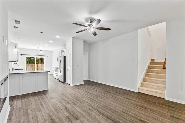 Building Photo - The Commons Stunning Townhome - 3 Bed 2.5 ...