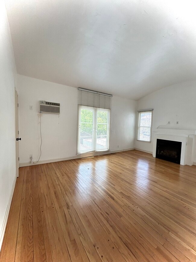 Building Photo - 9952 Robbins Dr