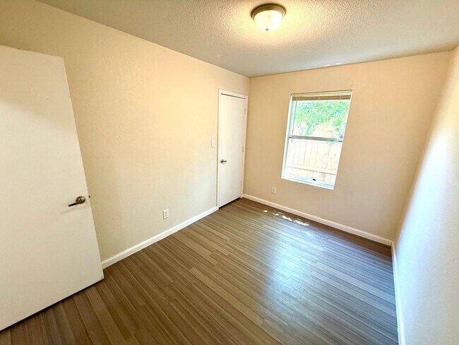 Building Photo - 1611 N Navidad St