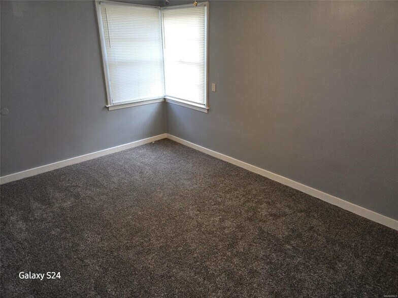 Building Photo - 2141 Meadowlane Dr