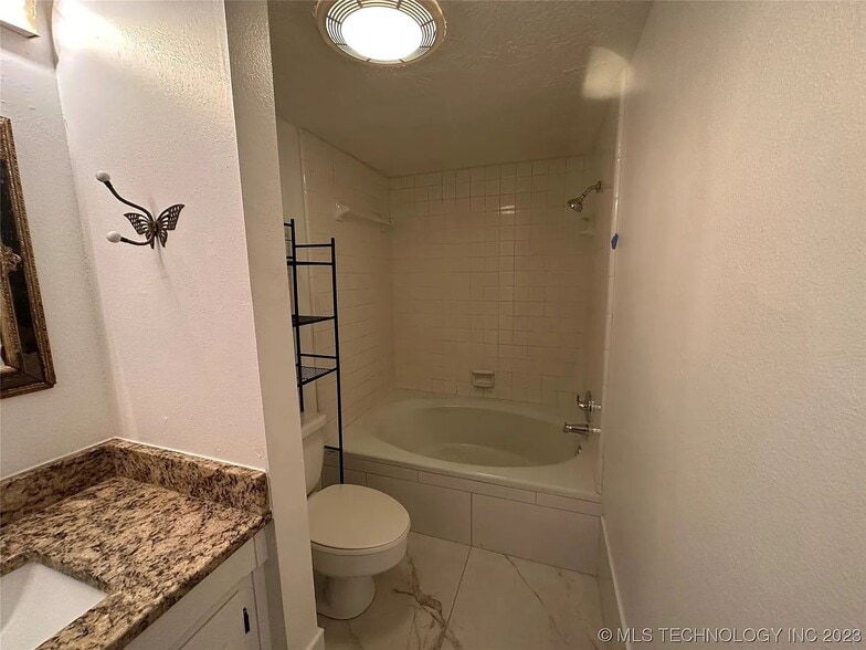 Building Photo - 123 Falconhead Dr