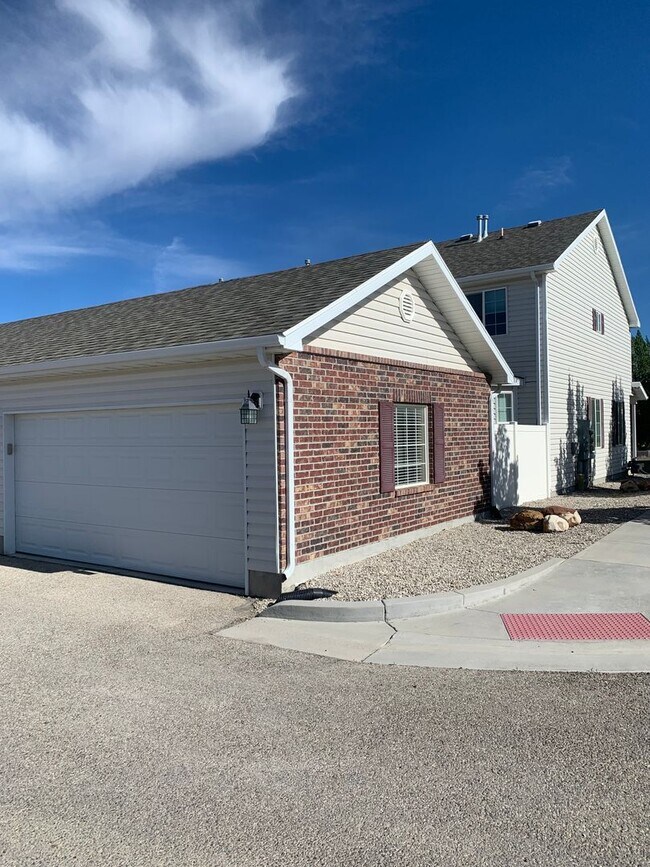 Building Photo - Beautiful 3 bedroom1.5 bath townhome in Price Utah