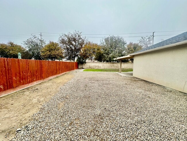 Building Photo - Spacious South Fresno 4/2