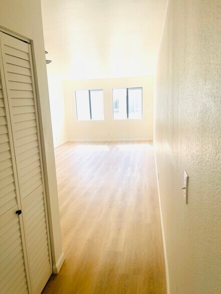 Building Photo - 518 Oak St