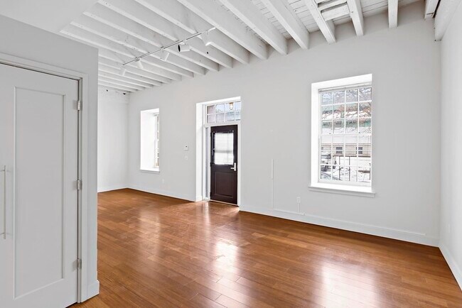 Building Photo - 33 3rd Ave