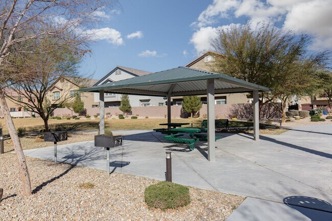 Building Photo - Newer three bedroom unit in gated communit...