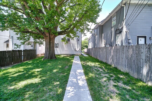 Building Photo - 415 Dequincy St