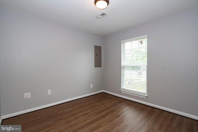 Building Photo - 654 Luthardt Rd