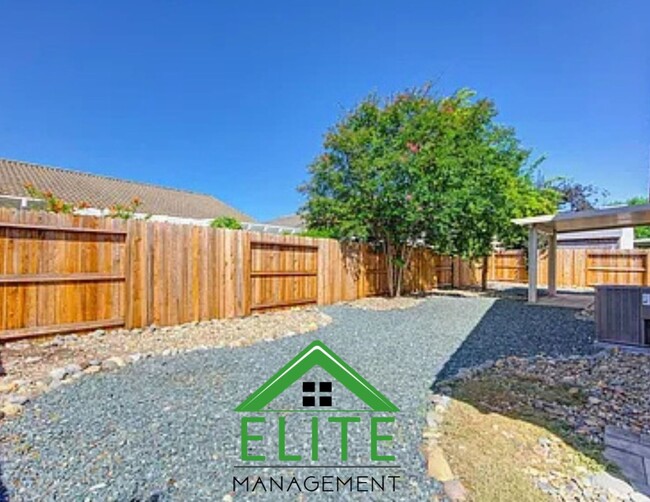 Building Photo - 3 Bed 2 Bath Live your best life in this i...