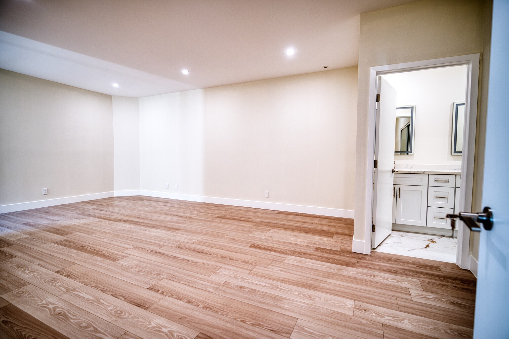 Building Photo - 13920 Moorpark St