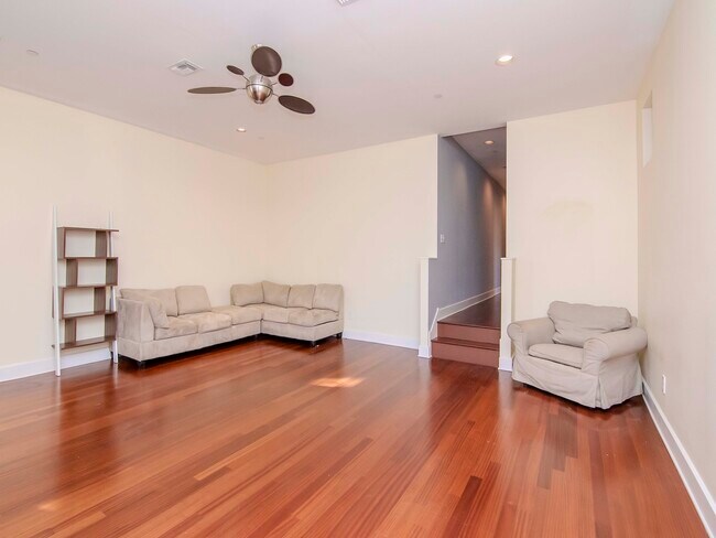 Building Photo - 213 S Moody Ave