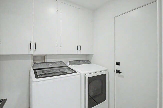 Building Photo - AVAILABLE NOW!! 2 Bedroom 3 Bathroom condo in Palm Springs!