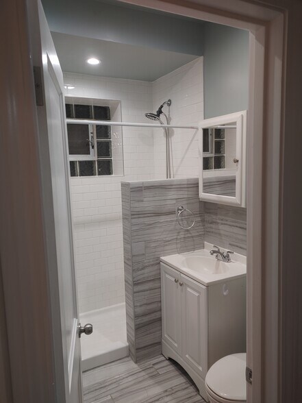 Building Photo - 5019 W Agatite Ave