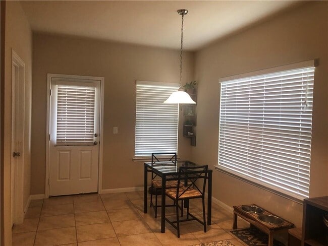 Building Photo - 2204 Bettylou Ln