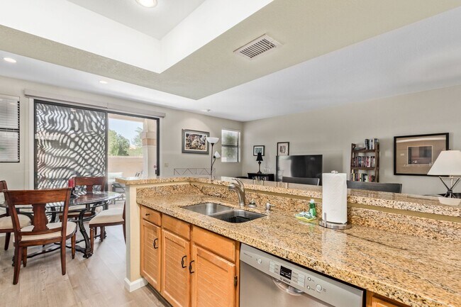 Building Photo - Charming 2-Bedroom Townhome in Scottsdale Racquet Club