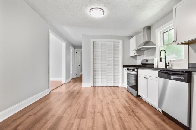 Building Photo - Pet Friendly Two Bedroom!