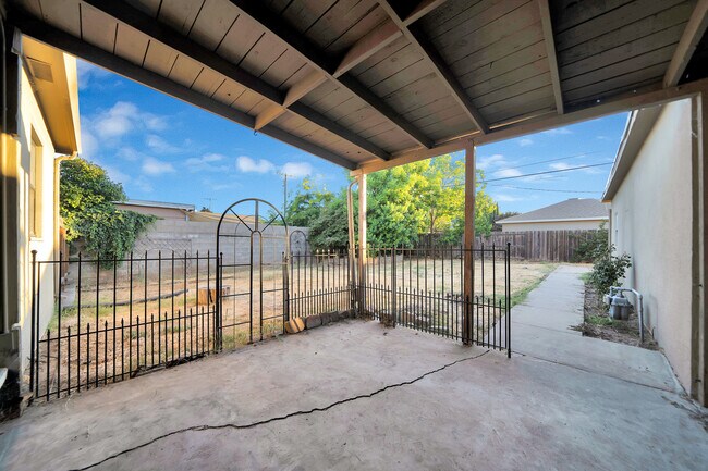 Building Photo - 1301 S Lee Ave