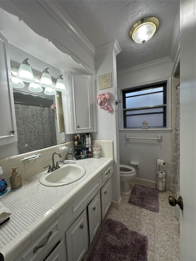 Building Photo - 1111 Doral Ln