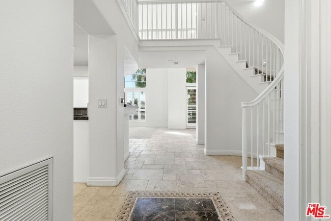 Building Photo - 5831 Seawalk Dr