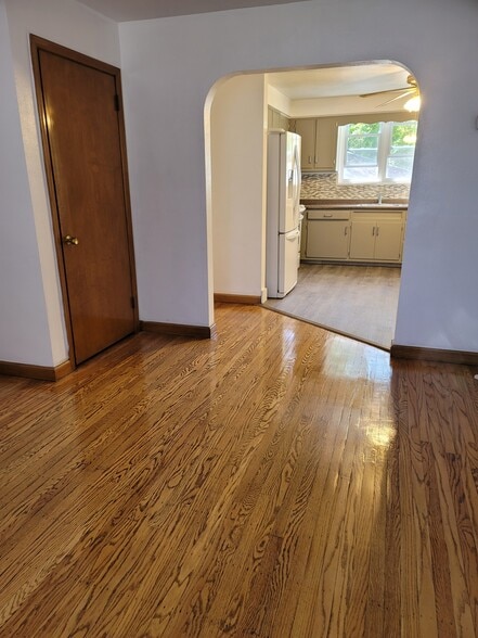 Family room with a walk in closet - 100 E Park Ave