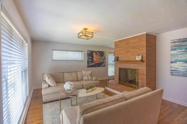 Building Photo - 614 Camellia St N E