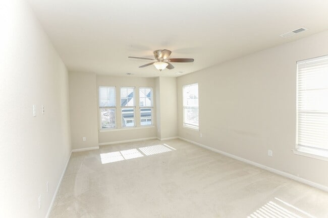 Building Photo - Exquisitely Maintained Move-in Ready!