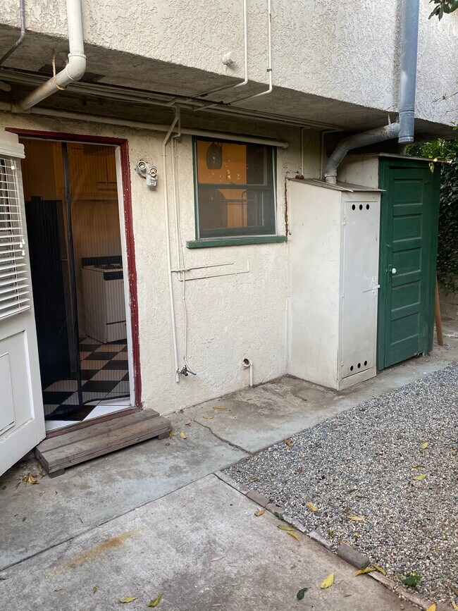 Private Backyard - 777A Freeman Ave