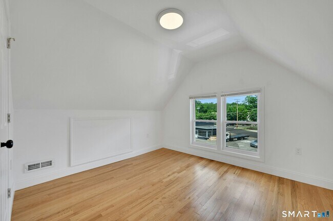 Building Photo - 125 Tunxis Hill Rd