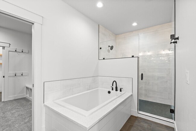 Building Photo - 2440 W Iron Coop St