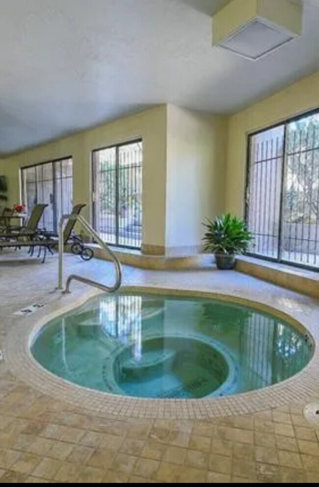 Building Photo - 245 N Vine St