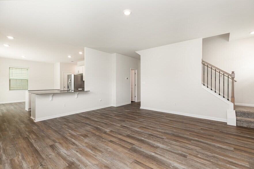 Primary Photo - 121 Way Cross Ln