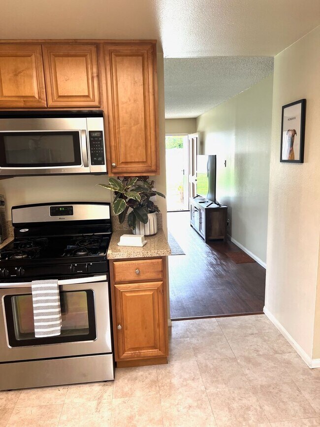 Building Photo - 2 Bedroom 2 Bath Sanctuary!