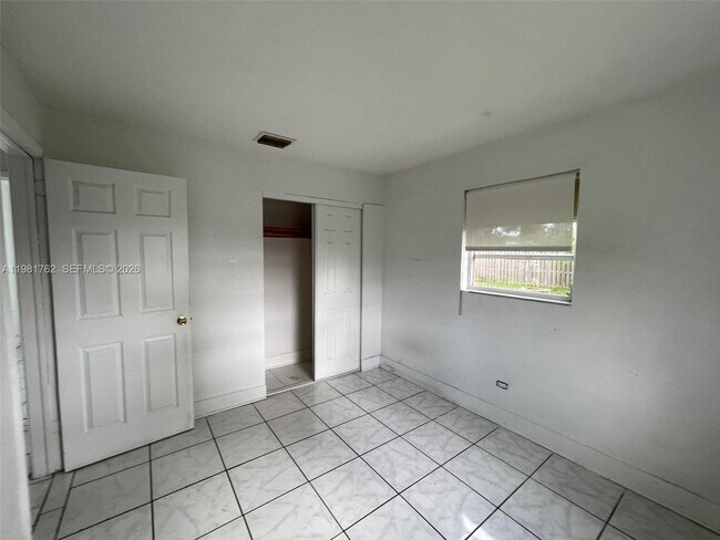 Building Photo - 5751 SW 38th Ct