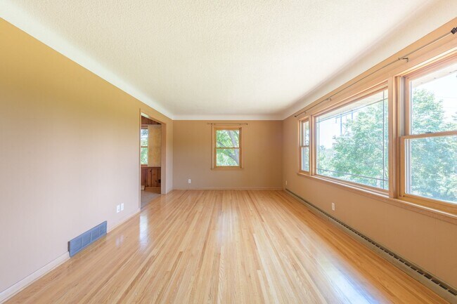 Building Photo - Must see home in mendota heights, huge lot...
