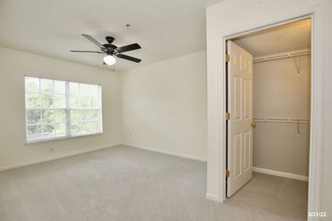 Building Photo - Beautiful 2/2 Condo Located in Crest at Wa...