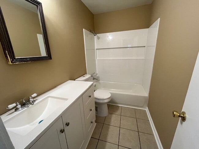 Building Photo - Renovated 3 Bedroom 1 Bath Home for Rent!