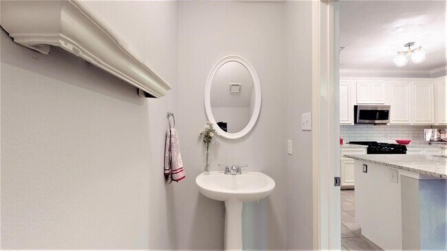 Building Photo - 2104 Gillette St